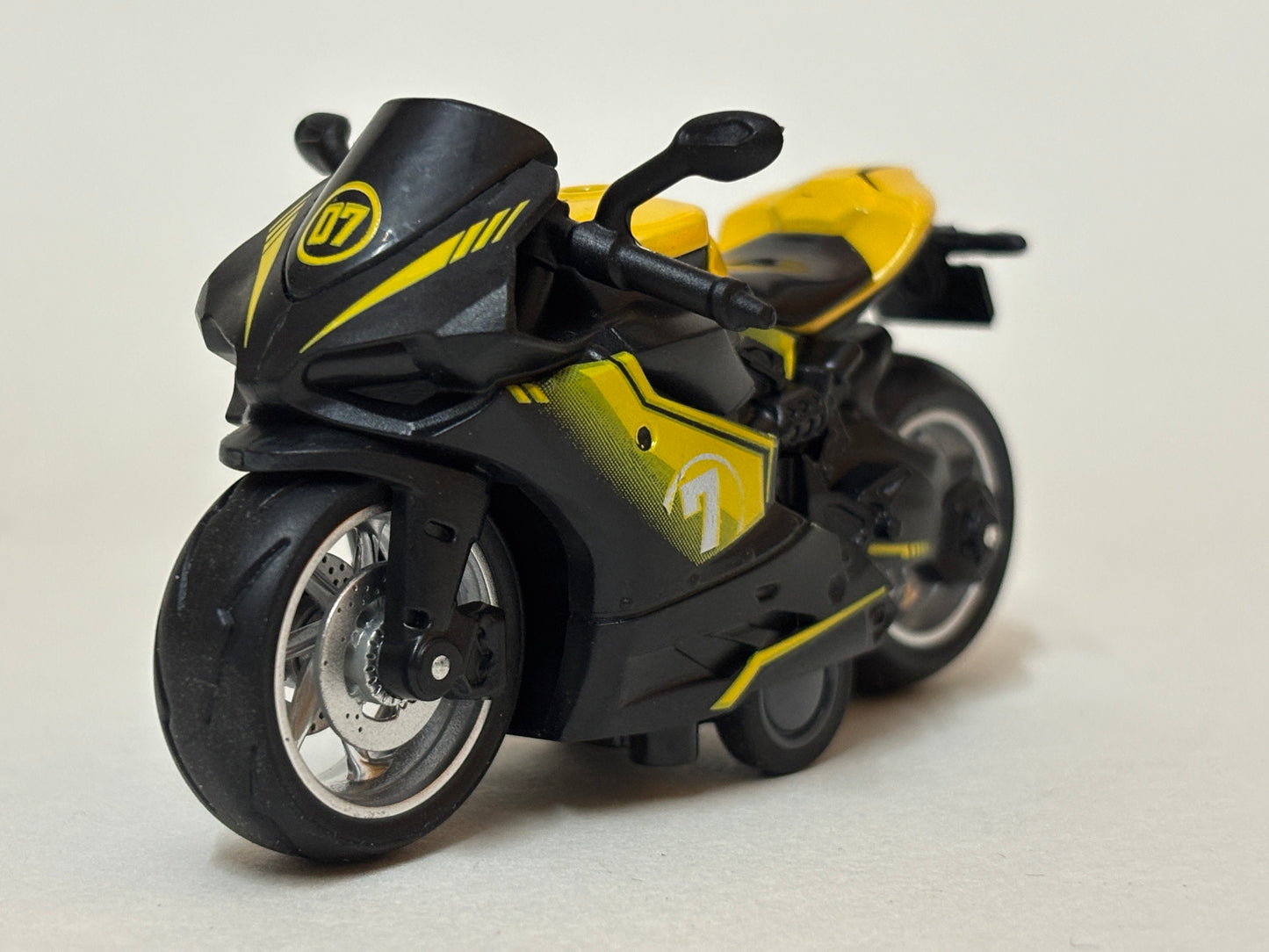 Pakka Racer Pull back Diecast Motorcycle – Collectible Metal Toy Bike