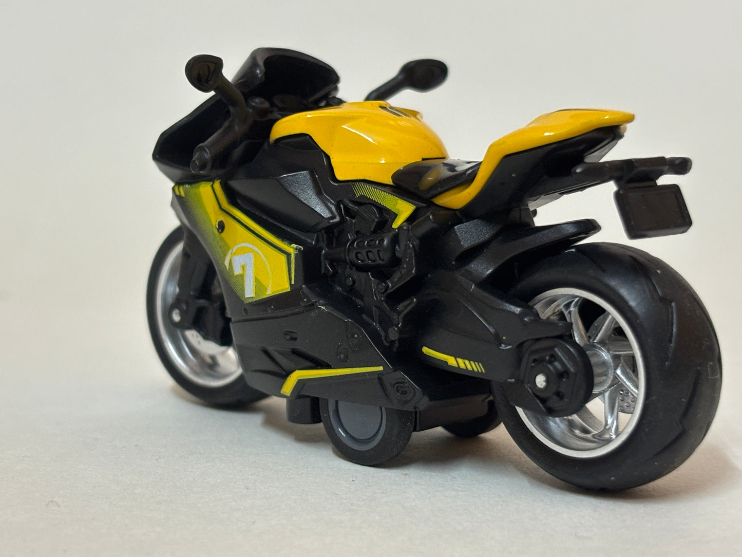 Pakka Racer Pull back Diecast Motorcycle – Collectible Metal Toy Bike